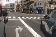 どっちも悪い？追い越し右折が被った事故のドラレコ動画。