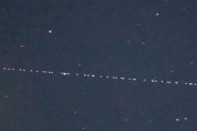 海外「何これ宇宙人？銀河鉄道？それともサンタクロースか？」広島上空を通過するスターリンク衛星（海外の反応）