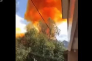 空から巨大物体が落下し炎上、オレンジ色の煙が立ち上る…中国でロケットの発射ミスか！
