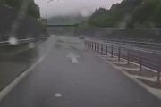 【動画】車乗り「高速道路に合流しようとしたらバスにブロックされた！」←ボロクソに叩かれる