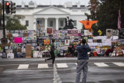 ホワイトハウス前、トランプアンチが押し寄せて滅茶苦茶になる