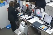 スコットランドで拳銃強盗が店員やお客さんにフルボッコにされる（笑）