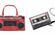 懐かしの「ラジカセとカセット」がまんま「トートバッグとポーチ」になってガチャに登場！
