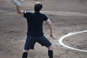 元阪神・下柳氏、ソフトボールの始球式で「グラブ投げパフォーマンス」を披露
