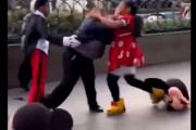 【カオス動画】ミニーマウスの中の人と女性警備員が大乱闘！仲裁に入ったミッキーにも顔面パンチ、地面には2人の頭部が・・・