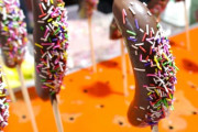 【映えスイーツ】なぜ?縁日の定番「チョコバナナ」が人気･･･令和のスイーツに進化し専門店続々