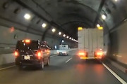 【動画】トンネル内の謎事故に巻き込まれかけたドライブレコーダー。