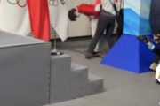 羽生結弦さん、中国国旗に一礼→中国人感激へ #動画 |  羽生は中国の国旗だけじゃなく日本や他の国の国旗にも敬意を払うんじゃないか？  |  中国人の反応で