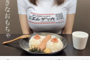【画像】女YouTuberさん、Tシャツが延び切ってしまう