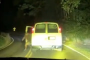 【動画】これは山賊？暗い山道でヤバいやつに絡まれた車載。