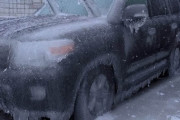 【動画】ロシア人「車が凍った？ふつうハンマーでぶち割るよね」