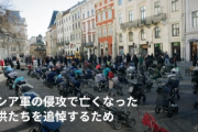 【画像】西部リヴィウ、国民が空のベビーカーを並べ追悼「1台ごとに失われた命1つを表している」