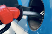 ガソリンスタンドの給油、２０代の８割以上が「３０００円未満指定」で給油していることが判明