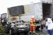 【動画】ガキ（19）が運転する車、対向車線のトラックと正面衝突して同乗者3人を死亡させる💀　運転手は生き残るも燃える事故現場のそばで発狂