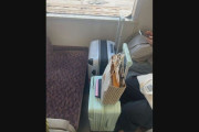 電車の4人用座席…「スーツケース」2つ置かれ、2人しか座れず　車内の荷物の置き方・持ち方、ルールは？正解は？