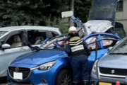 【恐怖】ドラッグストアの駐車場で突然車が爆発！フロントガラスが吹き飛び、屋根はめくれあがる。原因は…