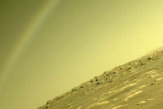 火星探査機が空に掛かる「虹」を撮影…太陽光が分散か！