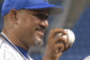 通算300勝を達成したラミレス監督　浜口高城バッテリーからケーキのプレゼント?