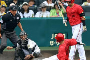 中村奨成がホームスチール敢行も…間一髪でアウト　ベンチの新井監督は拍手　甲子園のスタンドがどよめく