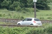 【福島】スイフトでJR常磐線の線路内に迷い込んでしまったおばあちゃんが撮影される。