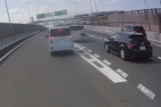 高速道路の分岐直前で急減速して車線変更するサンデードライバーがこちら…