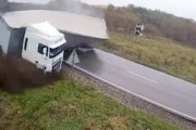 【動画】これは逃げ場無し。乗用車の2人が亡くなった大型トレーラーのスリップ事故。