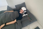 外国人「寝る体勢専用のVRヘッドセットが登場、もちろん日本発だ」