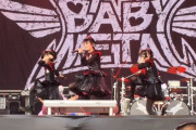 BABYMETAL『Download Paris 2016 』の「Catch Me If You Can」プロショット