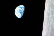 「地球の出」を撮影したアポロ8号の宇宙飛行士、飛行機事故で死亡