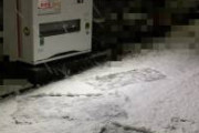 これは雪のせいで深夜徘徊がバレた自販機