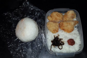 唐揚げ屋の店長なんやがマジで店が潰れてまう。この唐揚げ弁当250円で売るから頼むきてくれ