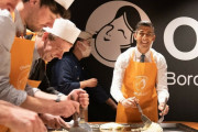 英スナク首相、広島でお好み焼き作り体験