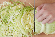 【動画】癖が強すぎるキャベツの切り方をする女の子がこちらです