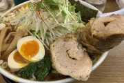 【閲覧注意】うわぁー、こんなチャーシュー沈めたら溢れるラーメン、わりとよく見るわ
