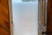 アメリカ人「待って、朝起きたら大雪で家が埋もれてるんだけど！」