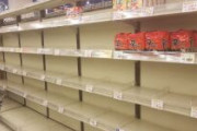 【台風】食品の買い込みが起きる中、韓国製のラーメンが売れ残る