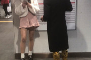 【画像】ミニスカ女子、駅で15分立ってるだけで２回ナンパされるｗｗｗｗｗｗｗｗｗｗｗｗｗｗ
