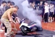 中国人さん爆発が収まらない電動スクーターを川へ投げ込んで消火に成功する。