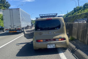 【悲報】女さん、トラックに当て逃げされて車のドアがグッチャグチャになってしまう・・・・