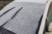 朝起きるとバリバリ…車ガラスの凍結「プチプチ」で防止できる！雪国民のアイデアに「もっと早く知りたかった」