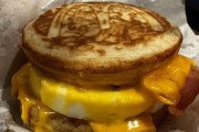 日本で朝マックを食べた外国人、見本通りの商品が出てきて驚く