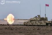 中国新疆ウイグル自治区の軍事射撃場で、99式主力戦車が模擬目標に向けて主砲を発射！