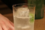 客「ジントニック」バーテン「ジ、ジント、ニック！お客様、まさかジントニックを注文なさったですか」