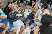 ディズニーランド、外人が座り込みカップラーメン等を食うスラム街に。　日本人「ほんとこれ系の外人ムリ」との声が殺到