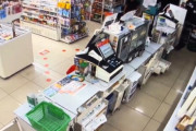 【動画】ファミマでグエン店員が万引き集団のガキを取り押さえ警察に突き出す