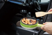 車の中でソーセージが焼ける！ シガーソケットに接続するミニフライパンが誕生！