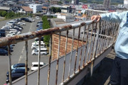 下関の市職員が屋上の手すりのサビ取りをしていたらサビが隣の自動車販売店などに飛びまくり1400万円の被害