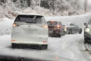 「やめてくれマジで」箱根の雪道にノーマルタイヤ→立ち往生し渋滞　都内ナンバーの無謀運転に批判殺到「免停で」