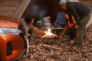 【画像】キャンプ女子さん、とんでもない火起こしをしてしまう