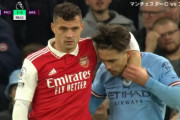 ◆悲報◆終始劣勢でイライラMaxのアーセナルのジャカさん、グリーリッシュにヘッドロックしてしまう?
